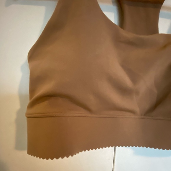 padded sports bra with scallop hem - Picture 3 of 3